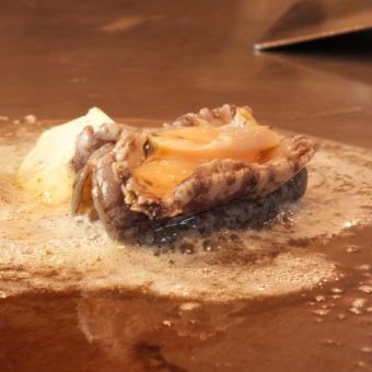 バター投入,あわびとバターは良く合います.柔かくするためにスピーティに焼くのがコツ！