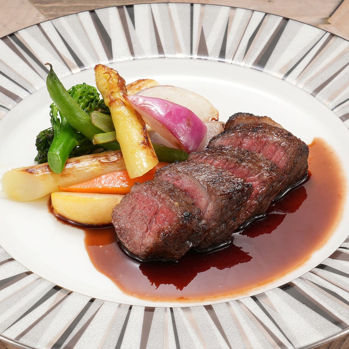 銘柄黒毛和牛と鎌倉野菜を使った横浜元町中華街駅近くのフレンチステーキレストラン