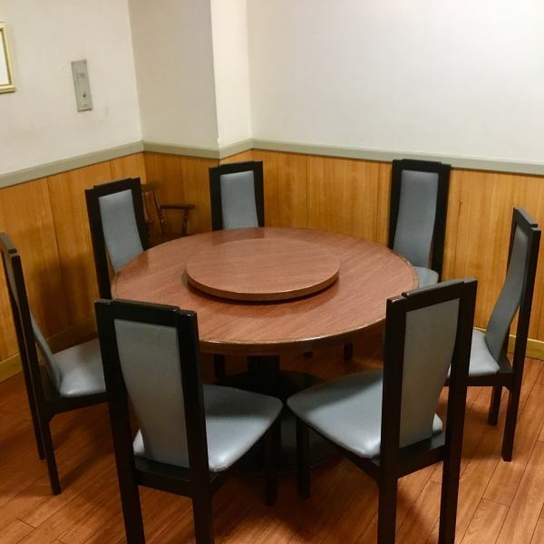 Individual room of round table is also indispensable for Chinese restaurant.It is ideal for company gatherings and families as well as special gatherings.A small number of people can use it by using partitions.The spinning table is very popular with children ♪