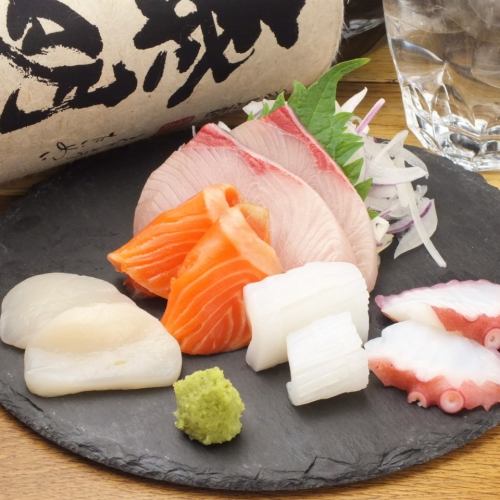 Outstanding freshness delivered directly from Tsukiji Market! We have a variety of sashimi
