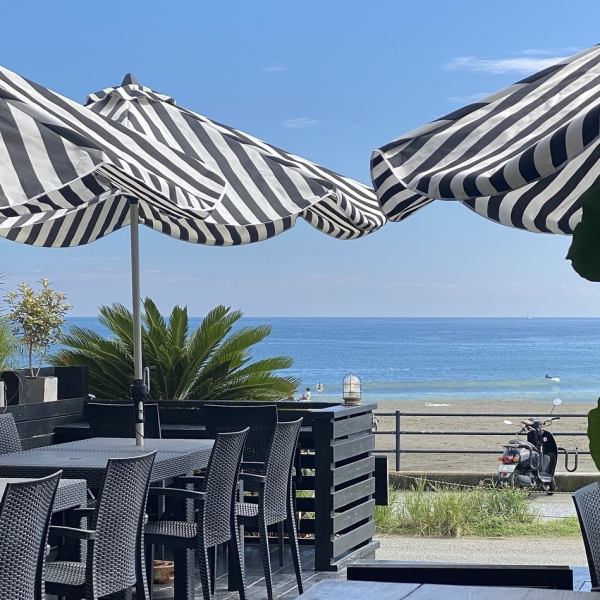 The interior of the store is reminiscent of California on the west coast of the United States and the beachfront of France.It's an excellent location, with views of the sea not only from the terrace but also from the open, bright interior of the restaurant.Pets are allowed on the terrace.