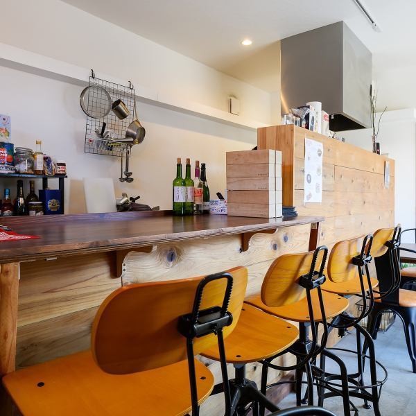 当店では、カウンター席もご用意しており、お一人様でもお気軽にご利用いただけます。また、デートや合コン、女子会にも最適な落ち着いた雰囲気の店内で、心地よい時間をお過ごしください。木の温もりを感じる空間で、料理を楽しみながら大切な人との会話や楽しいひとときを、ぜひ当店でお過ごしください。