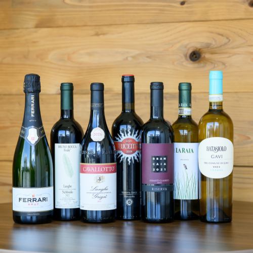 当店がこだわって仕入れたチーズやワインの数々