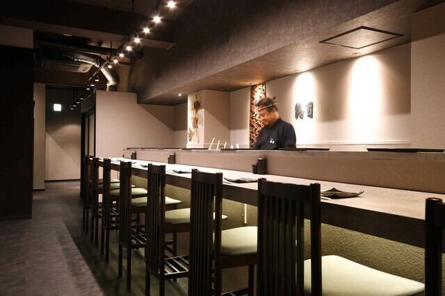 カウンター席では料理人による熟練の技を間近でご覧いただきながら食事をお楽しみいただけます。土佐備長炭を使用してじっくりと鶏を焼き上げる様子は、音や香りでも食欲を刺激します。上品で落ち着いた雰囲気の店内は、記念日のデートなどにもおすすめです。