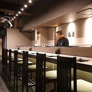 카운터석에서는 요리사에 의한 숙련의 기술을 가까이서 보시면서 식사를 즐길 수 있습니다.토사비장탄을 사용해 차분히 닭을 구워내는 모습은, 소리나 향기에서도 식욕을 자극합니다.세련되고 차분한 분위기의 점내는 기념일 데이트 등에도 추천합니다.