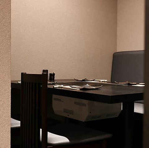 카운터 외에 개인실도 준비되어 있습니다.사치스러운 프라이빗 공간 속 주위를 신경쓰지 않고 대화를 즐기면서 느긋하게 식사하실 수 있습니다.또한 닭고기 구이는 개인실만 제공됩니다.꼭, 눈앞에서 구운 따뜻한 일품의 닭고기 구이를 즐겨 주세요.