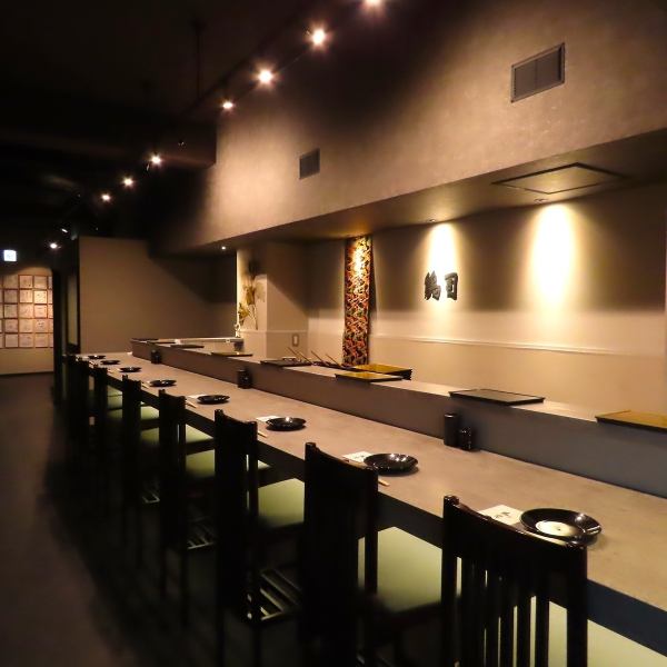 カウンター席では料理人による熟練の技を間近でご覧いただきながら食事をお楽しみいただけます。土佐備長炭を使用してじっくりと鶏を焼き上げる様子は、音や香りでも食欲を刺激します。上品で落ち着いた雰囲気の店内は、記念日のデートなどにもおすすめです。