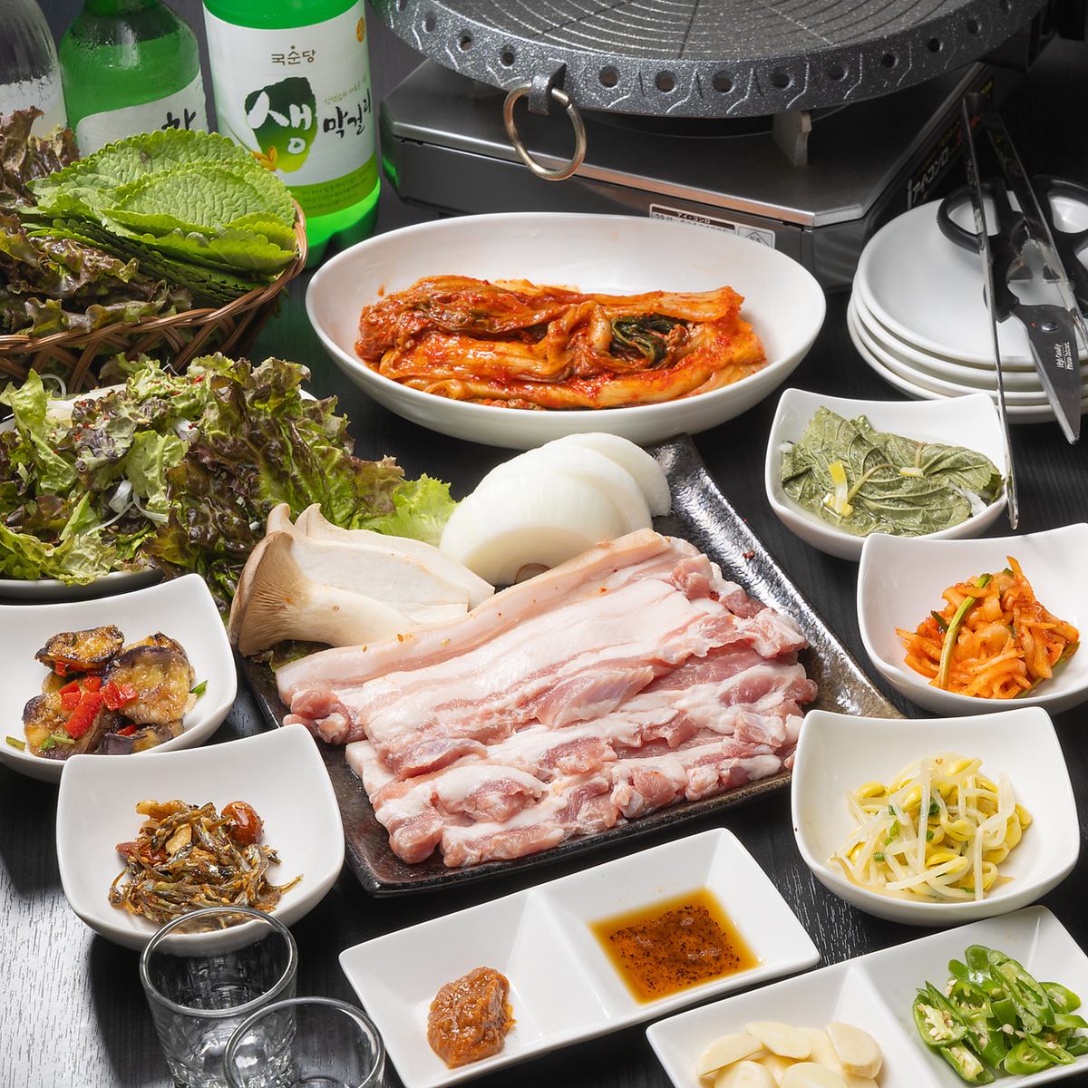 In Tsuruhashi, you can enjoy not only samgyeopsal but also other delicacies to go with your drinks.