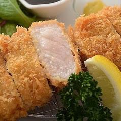 [Many repeat customers ★] Delicious fatty meat! Thick and juicy pork cutlet 1,400 yen (tax included)