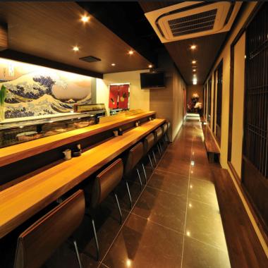 The counter seat is decorated with a painting of Katsushika Hokusai, a large «Futaki 36 th Scenic View» », directing a majestic appearance.We are also very much appreciated for the use by one person, including lunch and a cup of company return.Enjoy rich sake and shochu with delicious cuisine.