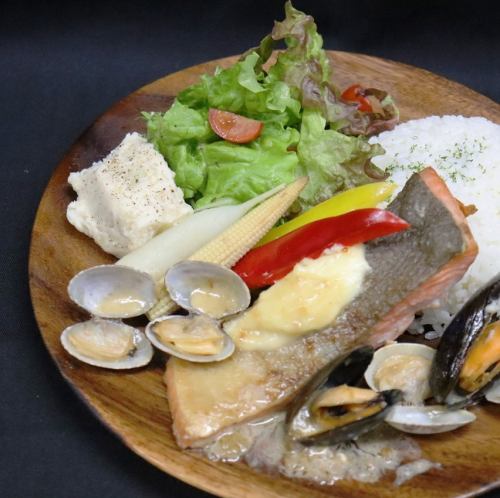 Vongole Biango sauce with salmon saute (with rice salad)
