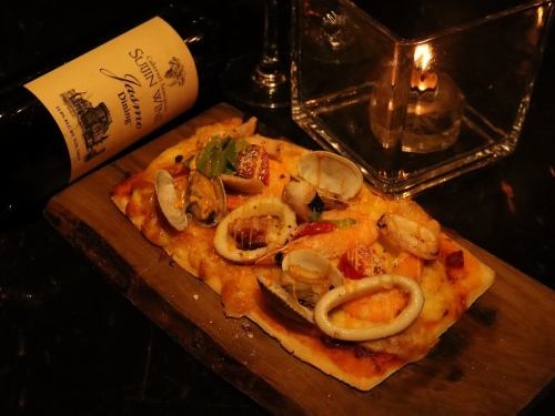 Seafood, Tomato, and American Sauce Pizza