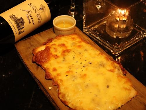 Gorgonzola, walnut and honey pizza