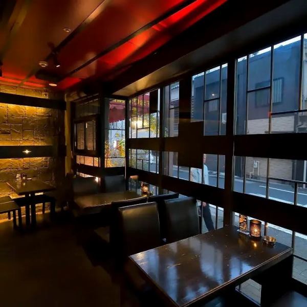 栄の街に佇む、全35席のシックで落ち着いた大人の隠れ家。店内にはダウンライトが優しく灯るカップルシートを完備しデートに最適です。女子会や小規模な飲み会には、2名から4名まで対応可能な半個室のソファー席を。さらに最大45名までの貸切も承っており、喫煙可能な空間でゆったりと宴のひとときをお過ごしいただけます。