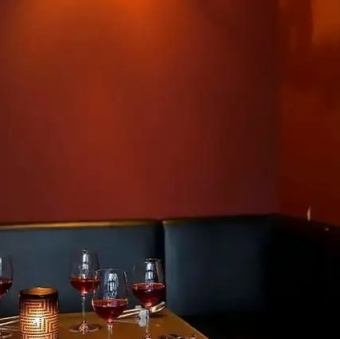【ソファー個室:5名様×1室】ガラス扉がお洒落な上質空間。記念日や誕生日に。珍しいガラス扉がオシャレな個室は最大4名様までご利用可能。広々としたソファーを配置し、ゆったりとくつろいでお過ごしいただけます。