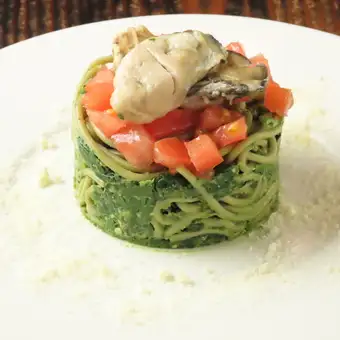 Cold pasta with spinach pesto