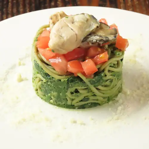 Cold pasta with spinach pesto