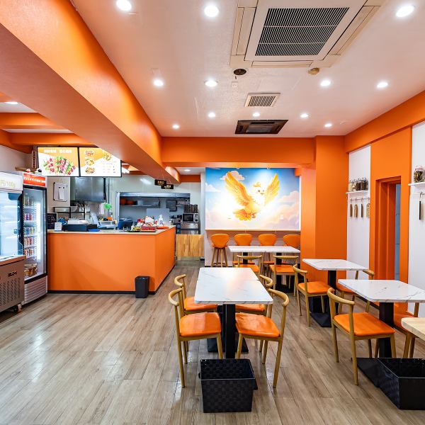 15名様から貸切可能な店内は、最大24名まで対応できる広さ。小規模な宴会や会社の集まりにぴったりで、落ち着いた色合いの椅子や壁画が、特別な時間を演出します。お祝い対応も可能なので、記念日や誕生日にもおすすめです。人数や用途に合わせてレイアウトもしやすく、居心地の良さが魅力です。