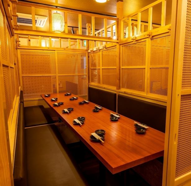 【貸切可能な団体個室も充実！】様々な大きさの個室が充実の店内♪♪（※写真個室の詳細はお店にお問い合わせください）会社帰りのちょい飲みなどにもおすすめ！！お料理は居酒屋でおなじみの定番メニューからこだわりの創作料理まで、新鮮な旬素材の旨みを最大限引き出したメニューです