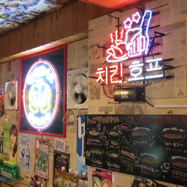 韓国の路地裏居酒屋というコンセプトが活きた店内は、肩張らずリラックスしてお食事をお楽しみいただけます！