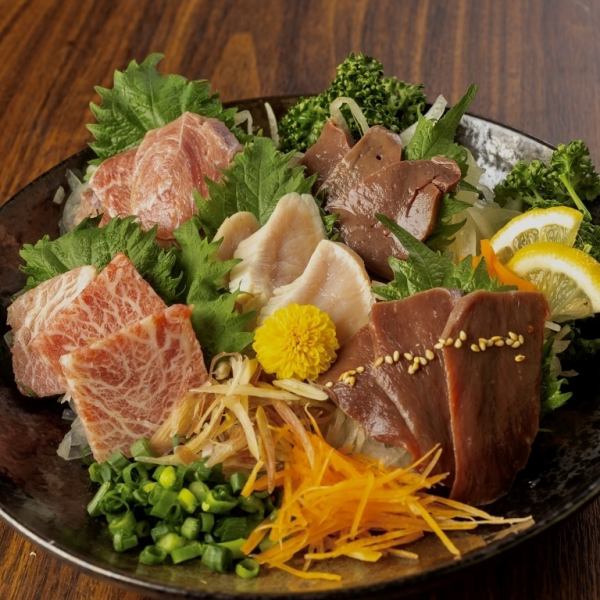 【肉刺し5種盛り】馬刺しやラムなど、鮮度抜群なお肉を一皿で楽しめる♪