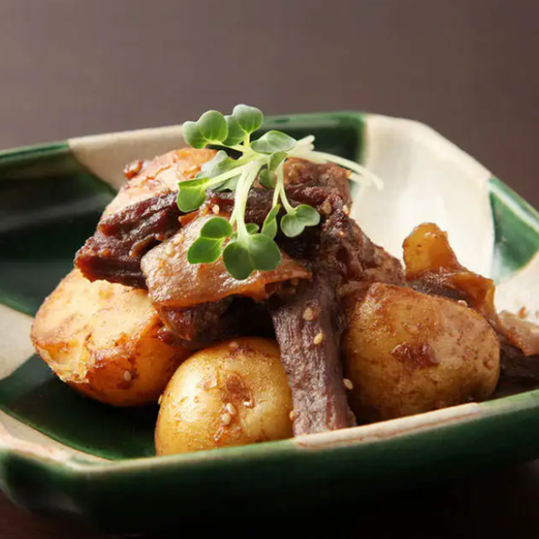 当店おすすめの『牛ハラミの肉じゃが』