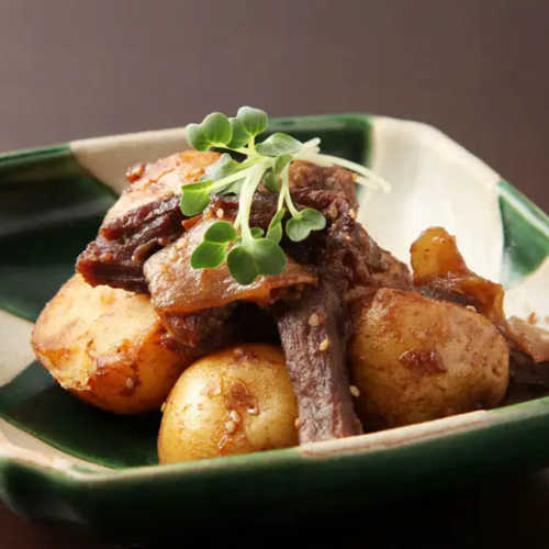 当店おすすめの『牛ハラミの肉じゃが』
