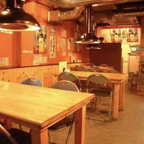 ４人掛けのテーブルが並ぶ店内。昭和の雰囲気広がる温かい雰囲気のお店です☆