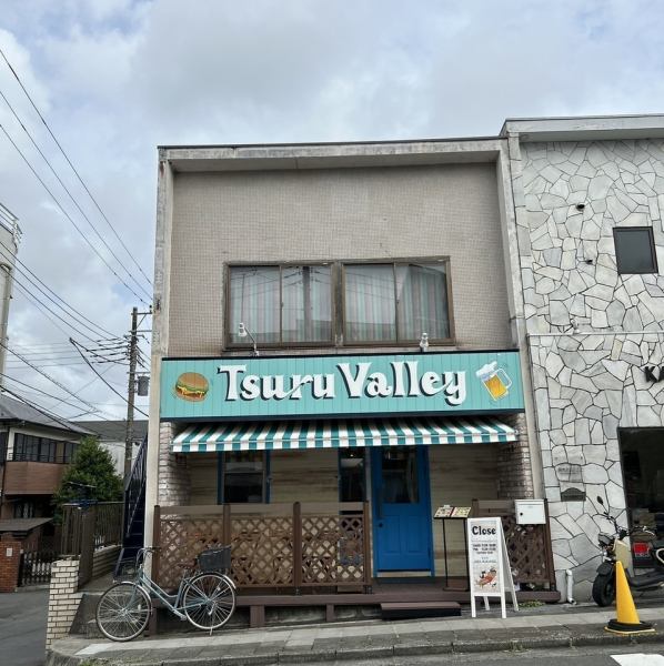 【居心地の良いおしゃれなウッドデッキ】当店のウッドデッキは最大6名様まで利用可能で、爽やかなビーチ風のおしゃれな環境でお食事が楽しめます★さらに、ウッドデッキではワンちゃんと一緒に飲食できる特別なサービスもご用意しています！