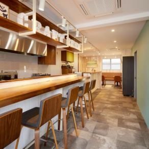 【お一人様歓迎のカウンター席での特別な時間】当店のカウンター席は、全5席と限られたスペースですが、その分とてもアットホームな雰囲気を醸し出しています。自分だけのゆったりとした時間を過ごしながら、リフレッシュできる特別な体験をお楽しみいただけます☆