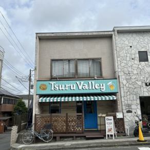 【ペット同伴可の爽やかなウッドデッキ】最大6名様までご利用いただけるウッドデッキは、ペット同伴も可能！爽やかなビーチ風のウッドデッキで、愛犬と一緒にお食事をお楽しみいただけます。愛犬も一緒に過ごせる特別な場所で、心温まる時間をぜひお楽しみください♪