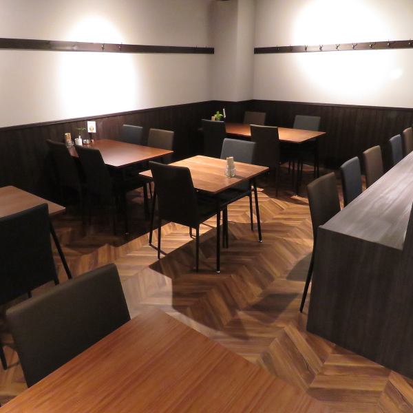 If you connect the table, it can accommodate small groups of 6 to 10 people and medium groups of 20 to 28 people.It is chic and calm, so it is perfect for girls' parties, small banquets, birthdays, joint parties etc. It can be used for private and new year-end parties at company and private ♪