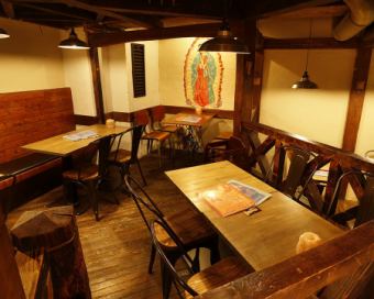 【Small rising table seat image of old church】 Retro chairs & tables are distinctive.Mary's portrait is an impressive seat in the back seat.