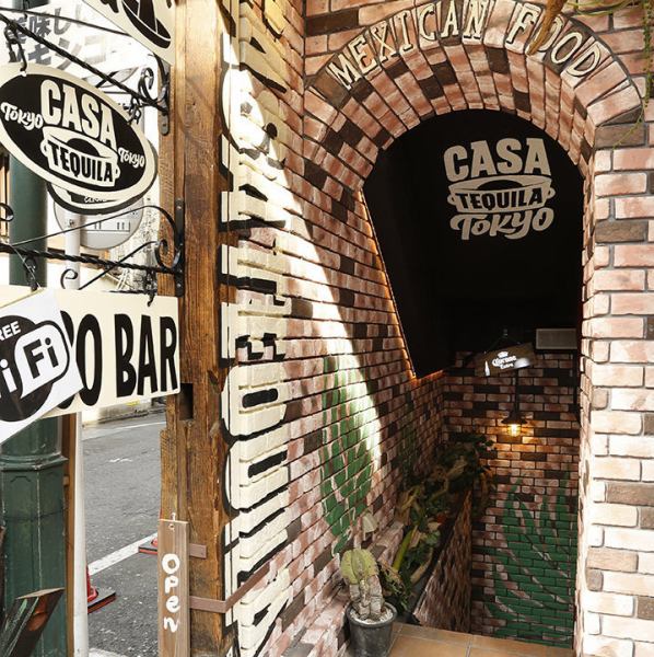 砖调的入口。欢迎来到东京的Casa Tequila！从现在开始进入一个有趣的墨西哥世界★毫无疑问，你可以玩得开心★