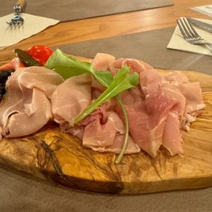 生ハムのスライス盛り
