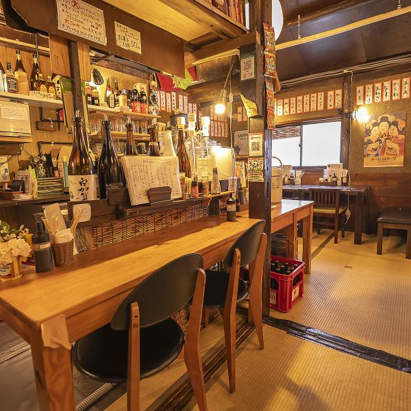 【築100年の古民家を改装した、昔懐かしさを感じる店内】田舎の実家に帰ってきたかのような趣ある平屋の一軒家を、誰でも自分の実家のようにゆったりとくつろげる空間へと改装いたしました。落ち着きのある店内で楽しむ美味しいお酒と自慢の料理。時間を忘れてゆっくりとお過ごしください♪