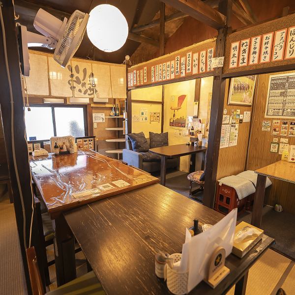 【駅徒歩1分。多彩なシーンでご利用いただけます】店内には様々な席タイプを完備しており、幅広いシーンでお楽しみいただけます。人数によって応変可能な「テーブル席」や、お1人様でも気兼ねなくくつろげる「カウンター席」、趣ある外庭の雰囲気を感じながら過ごす「テラス席」をそれぞれご用意。