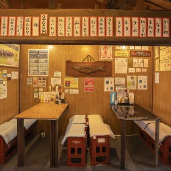 【テーブル席：2名様×1卓／3名様×1卓／最大～6名様の結合が可能】