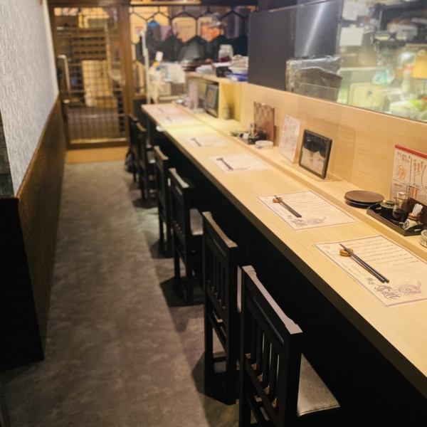 [Tilting sake at the counter] A calm space away from the hustle and bustle.The counter is a special seat where you can enjoy the skill and conversation of the chef.Please enjoy seasonal ingredients while leaning shoulder to shoulder and tilting sake.(Banquet/Izakaya/Entertainment/Fish/All-you-can-drink/Sake/Birthday/Hiroshima/Seafood/Local sake/Horigotatsu/Semi-private room)