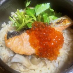 秋季鮭魚和鮭魚籽煲飯