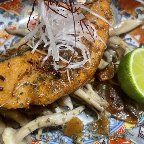Autumn salmon (grilled with garlic butter or mushroom roe sauce)
