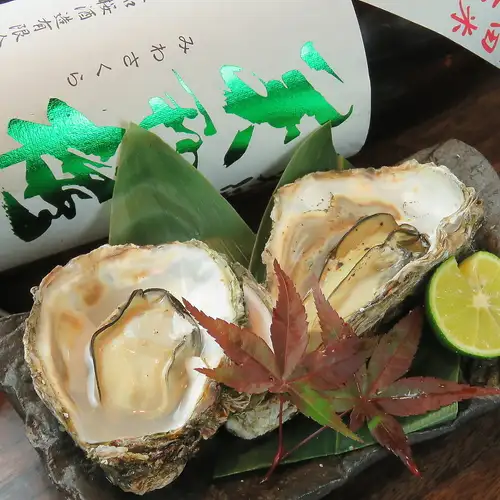 烤牡蛎(带壳)味道鲜美。