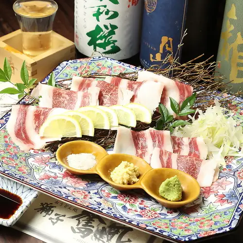 品尝四季风味,享用当季新鲜鱼类和新酿清酒。