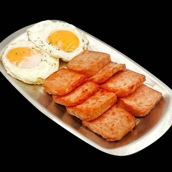 ソーセージ餅炒め/スパムと目玉焼き