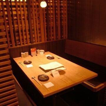 【推薦招待或用餐】店內充滿著高級老店的氛圍。店內設有可近距離觀賞工匠技藝的吧台座位，店內以「和紙、石頭、水」為主題，營造出輕鬆成熟的氛圍。可用於商務招待、歡送會、迎送會、女生聚會、同學聚會等多種場合。丸大廈/大手町/東京車站/宴會/無限暢飲