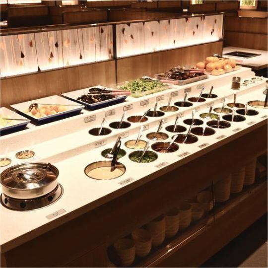 種類豊富なつけダレやサラダ、フルーツをご用意♪