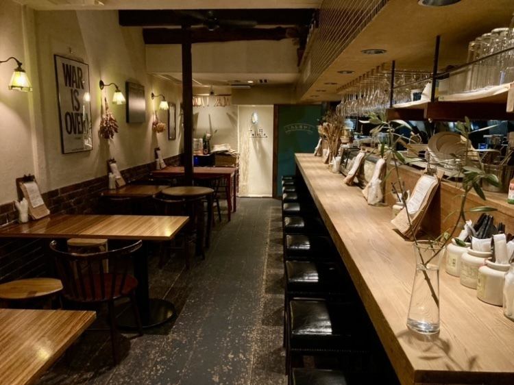 吹き抜けが気持ち良い店内。