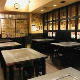 ≪4名様×3卓/5名様×4卓≫ゆったり寛げるテーブル席のご準備となっております。レイアウトも自由に変更可能ですので、大人数でもお任せ★