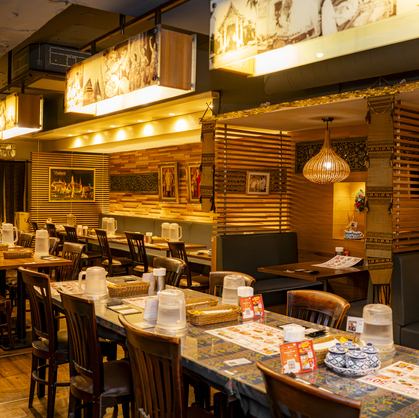 【片側ソファのカジュアルなテーブル席】ゆったりと落ち着いたお洒落な店内で思う存分タイ料理をお楽しみいただけます♪団体様にもおすすめのお席となっております！当店では貸切53名様までご利用可能となっておりますので、お気軽に店舗までお問い合わせください★ご宴会など、ご利用シーンに合わせてご用意いたします。