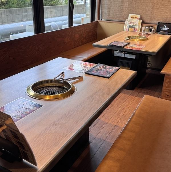 温かみのある照明と活気ある雰囲気が魅力です。広々とした店内は、ご家族での食事から大人数での宴会まで、あらゆるシーンに対応。全席がゆったりとくつろげるイスとソファー席なので、小さなお子様連れのご家族も安心です。美味しいお肉を囲んで、みんなで「わいわい」と楽しい時間をお過ごしください。